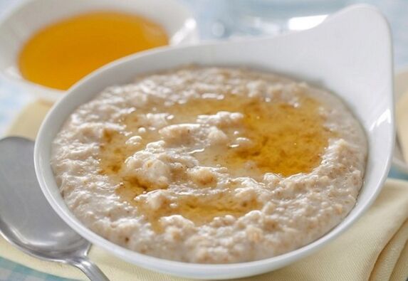 Oatmeal with linseed oil is an ideal breakfast for weight loss