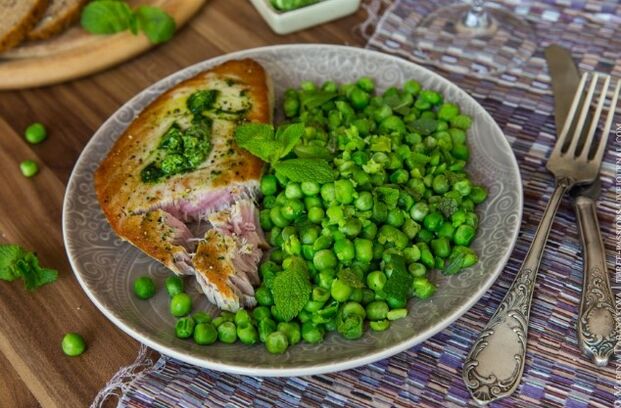 Noon with green peas